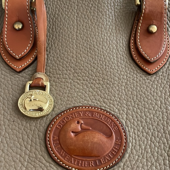 Beautiful Vintage Dooney&Bourke Dome Satchel..Taupe with British Tan details. - Picture 13 of 13